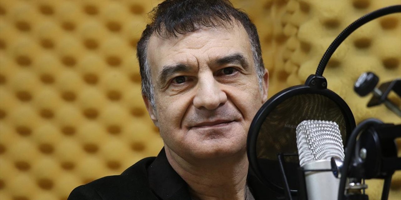 Doktor Önlüğüyle Hastanede, Mikrofon Başında Radyoda