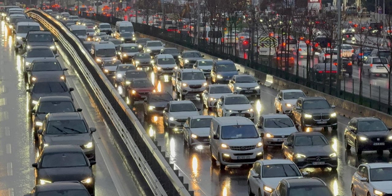 İstanbul'da Akşam Saatlerinde Trafik Yoğunluğu Yüzde 90'a Çıktı