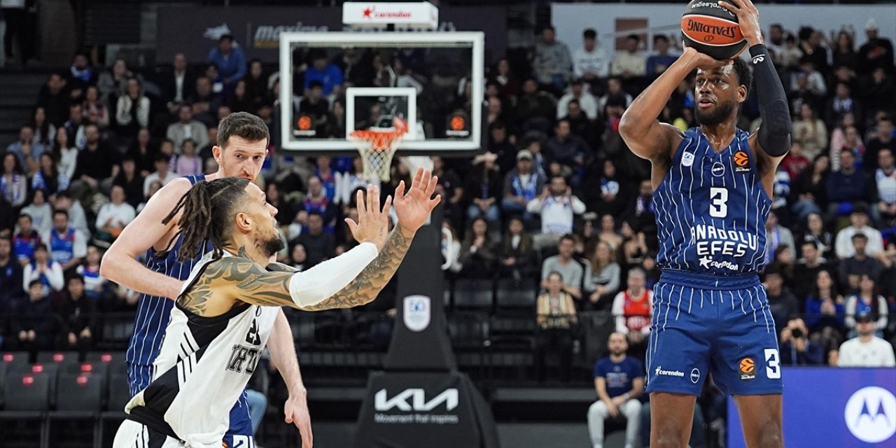 Anadolu Efes İtalya Ekibi Virtus Bologna'yı 91-60 Mağlup Etti