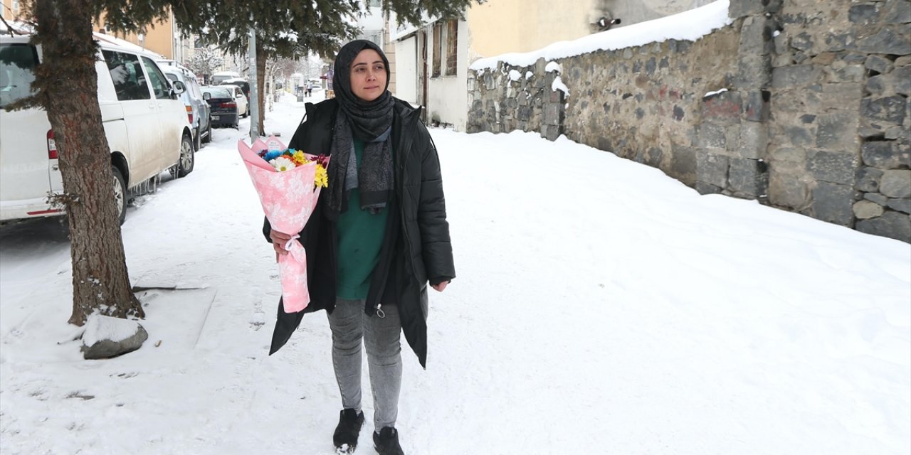 Çiçekçilerin Kars ve Ardahan'da Dondurucu Soğuğa Rağmen "Sevgililer Günü" Mesaisi Sürüyor