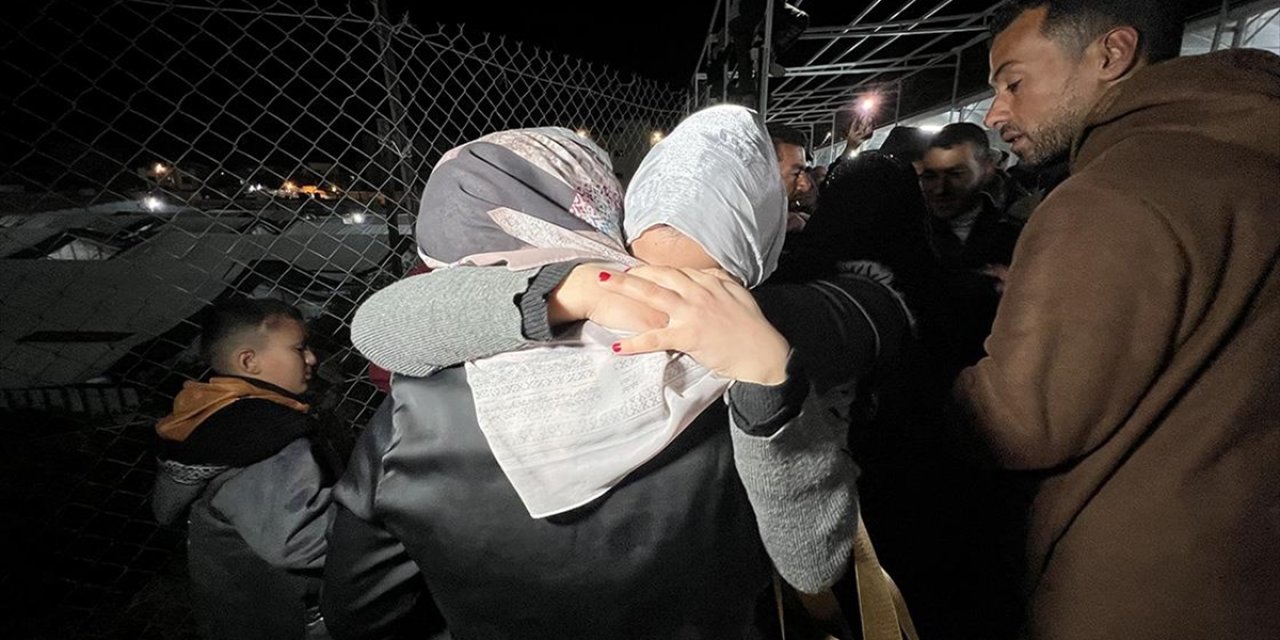 Aylar Sonra Kısıtlamalarla Açılan Refah Kapısı'ndan Filistinlilerin Sınırlı Geçişleri Sürüyor