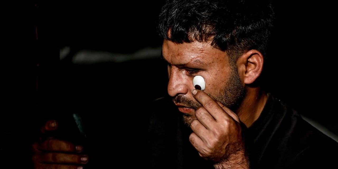 Görme Engelli Gazzeli Baba, Hasta Eşiyle Çadırda Zor Şartlarda Yaşam Mücadelesi Veriyor