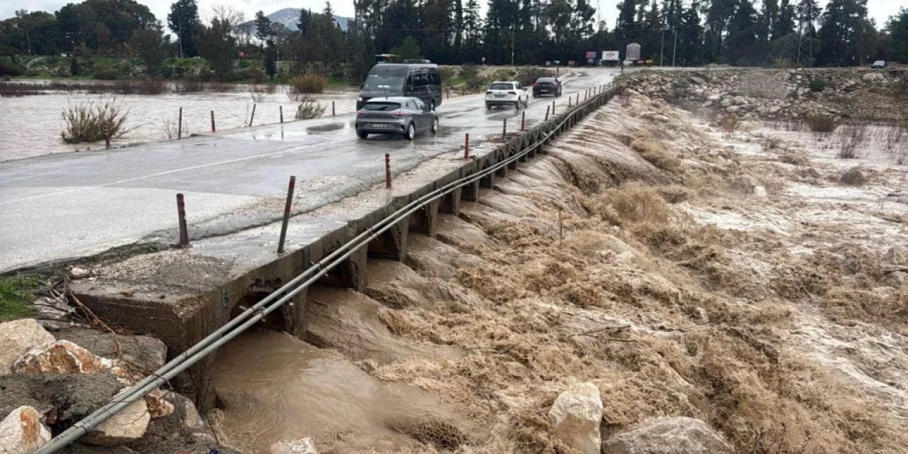 5 Kentte Hayat Resmen Durdu! Evleri Su Bastı, Yollar Göle Döndü: Okullar Tatil Oldu