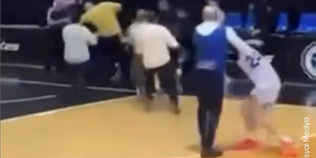 İtalya'daki Avrupa Gençler Basketbol Ligi Müsabakasında Bir Veli, Türk Oyuncuya Saldırdı