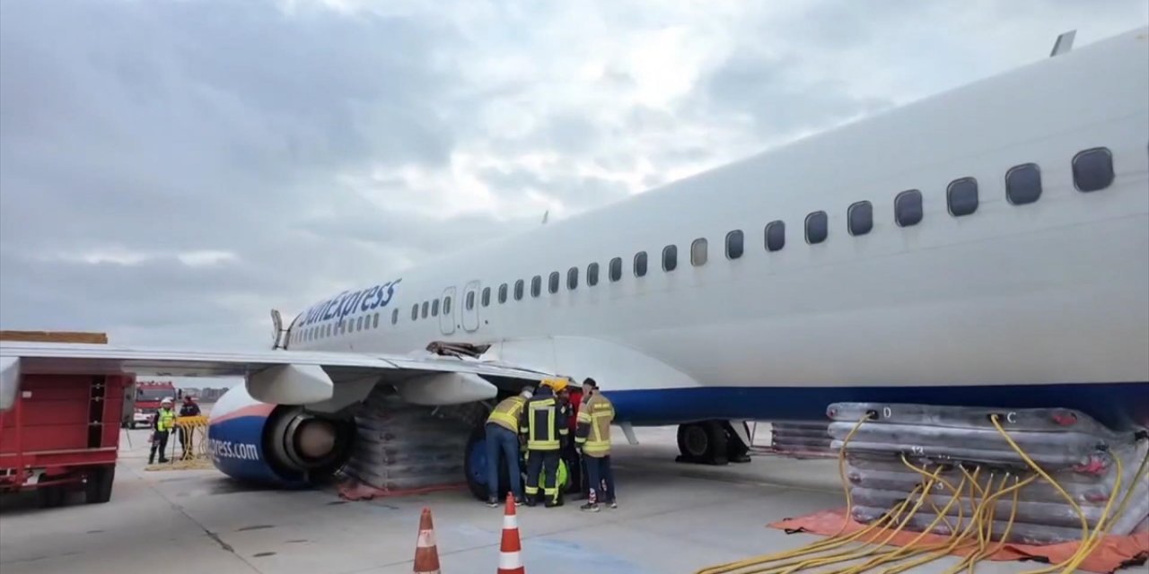 Antalya Havalimanı'nda Kalkışa Hazırlanan Uçağın İniş Takımlarında Teknik Arıza Yaşandı