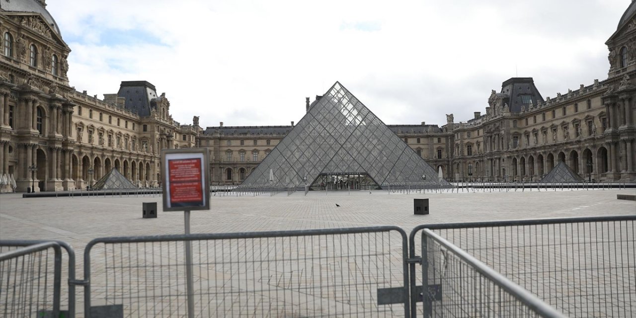 Fransa'da Louvre Müzesi'nin Farklı Bölümleri Ciddi Su Sızıntısı Nedeniyle Ziyarete Kapatıldı