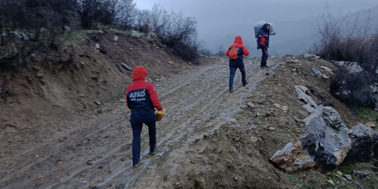Siirt'te Şiddetli Yağış Ve Fırtınada Barınakları Yıkılan 20 Kişilik Aile Tahliye Edildi