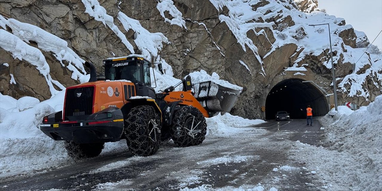"Turuncu Yelekliler" Hakkari'de Kesintisiz Ulaşım İçin 100'den Fazla Çığa Müdahale Etti