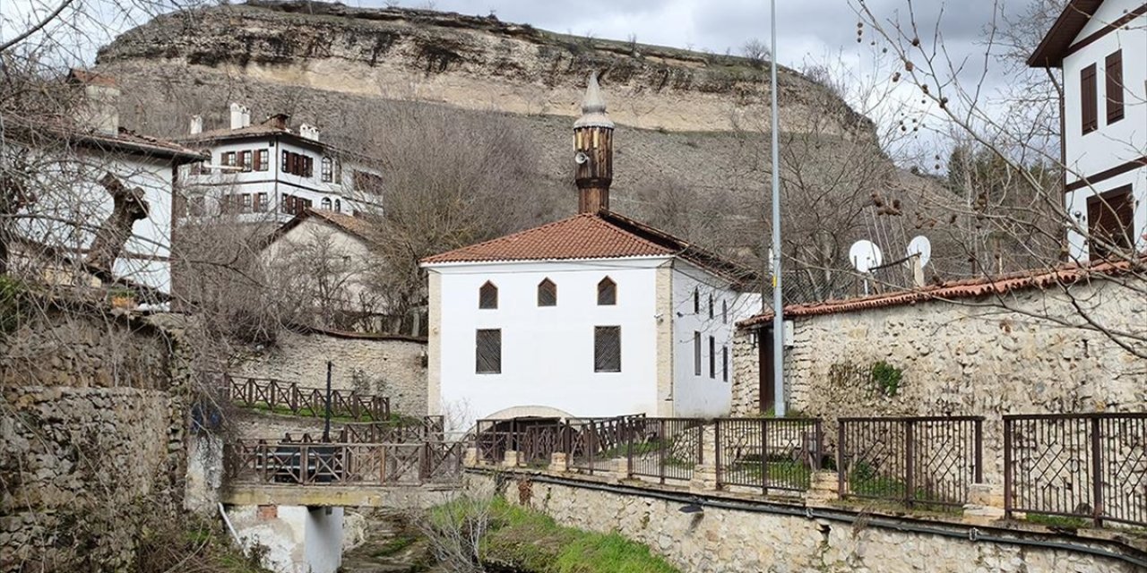 Safranbolu'da Altından Dere Geçen Tarihi Cami Dikkati Çekiyor