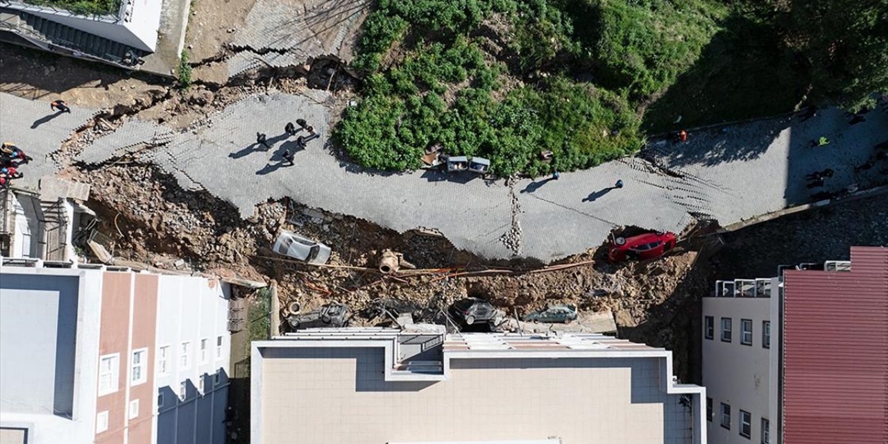 İzmir'de İstinat Duvarının Çökmesi Sonucu 2 Bina ve 6 Araç Hasar Gördü
