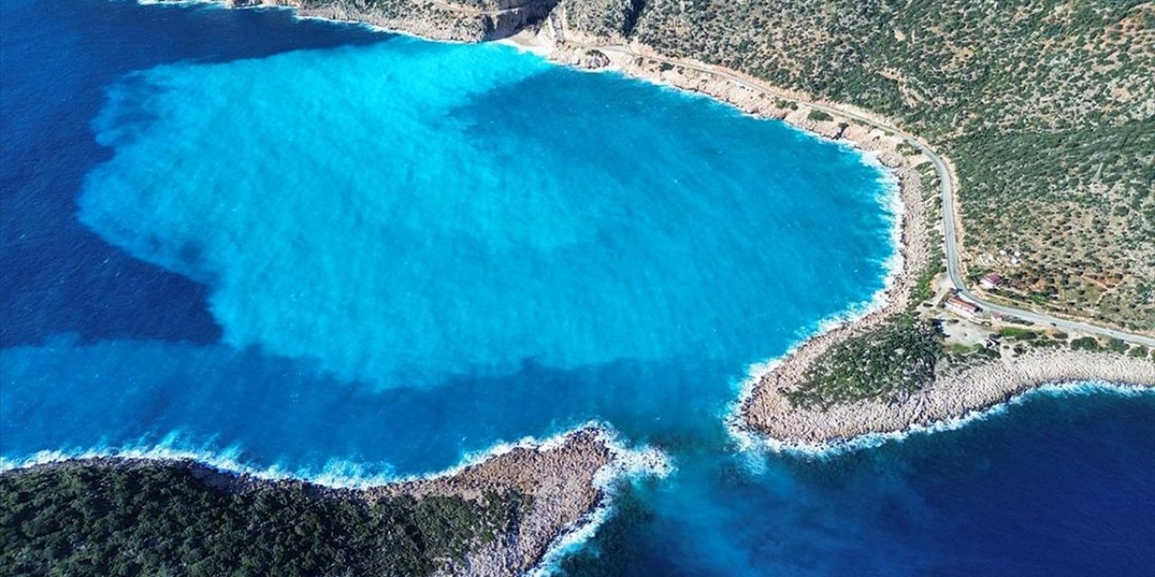 Kaputaş Plajı'nda Yağışın Etkisiyle Denizin Rengi Mavinin Farklı Tonlarına Dönüştü