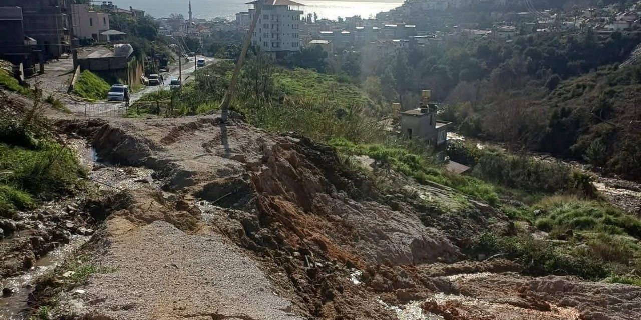 Alanya'da Heyelan Cep Telefonu Kamerasıyla Kaydedildi