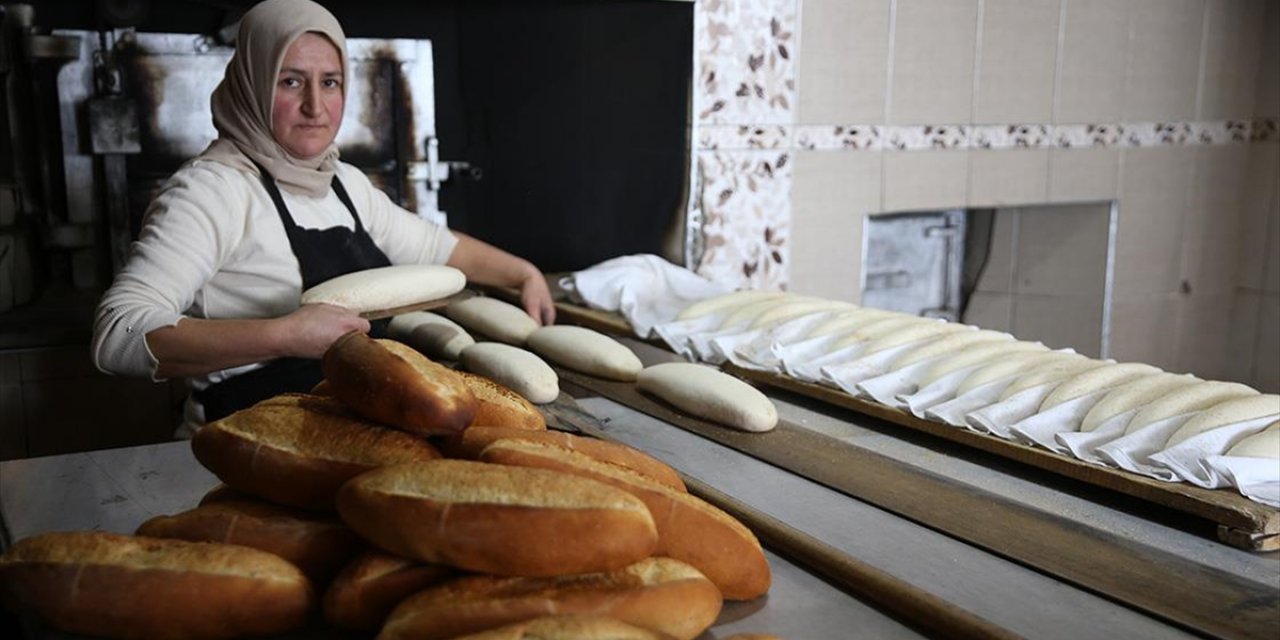 Yaylanın Dumanı Tüten Tek Fırınında Ekmekler Kadın Ustadan