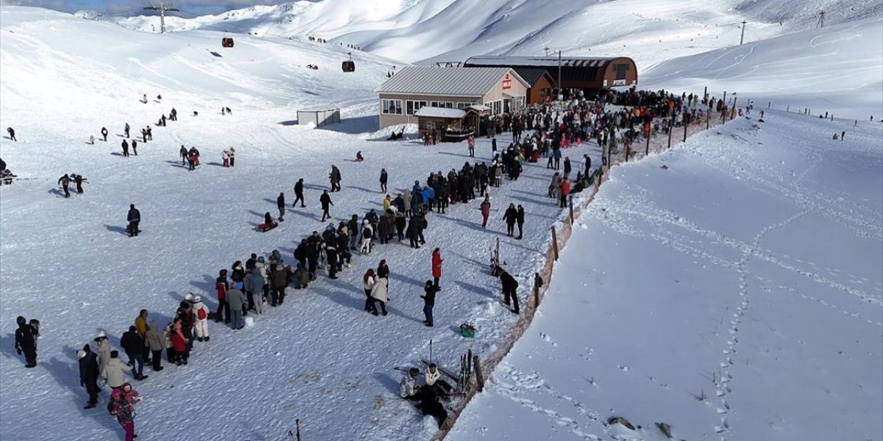 Davraz Kayak Merkezi Hafta Sonunda Yaklaşık 24 Bin Kişiyi Ağırladı