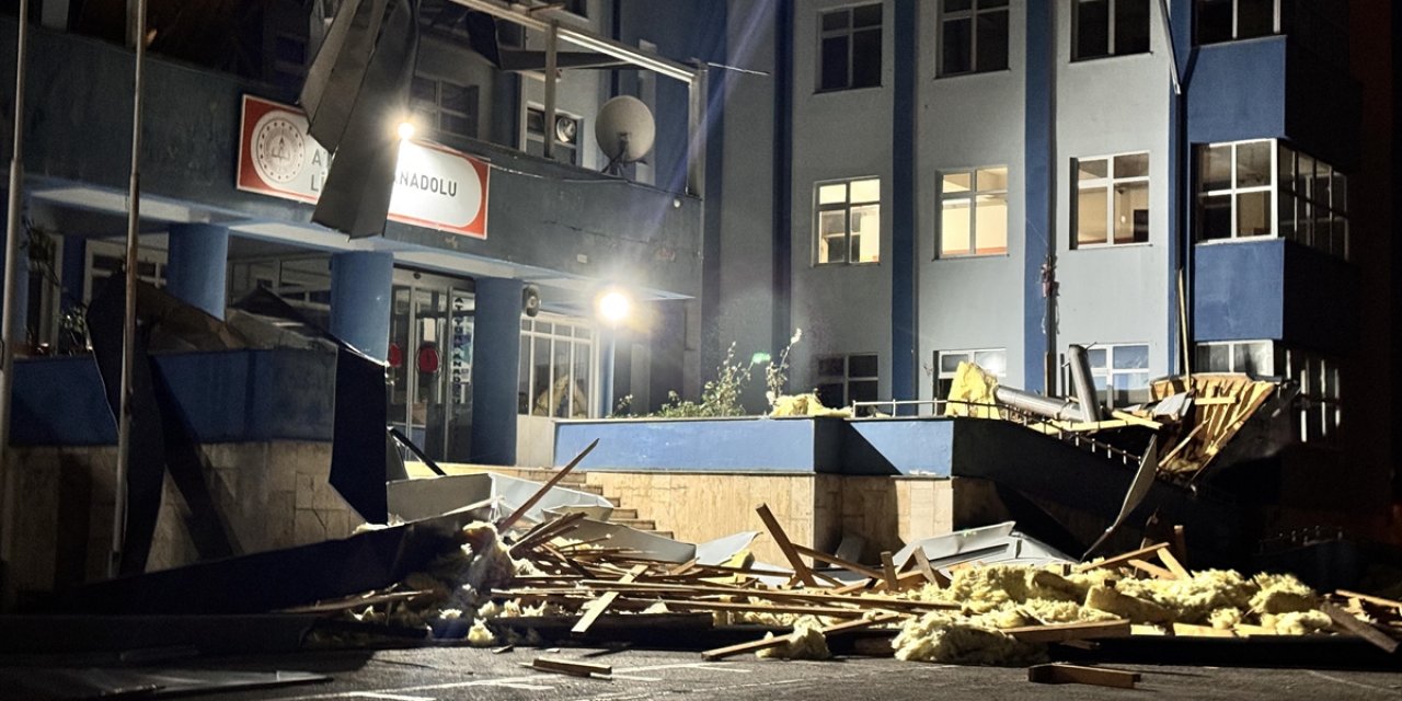 Düzce'de Kuvvetli Rüzgarda Çatısı Uçan Lisede Yarın Eğitime Ara Verildi