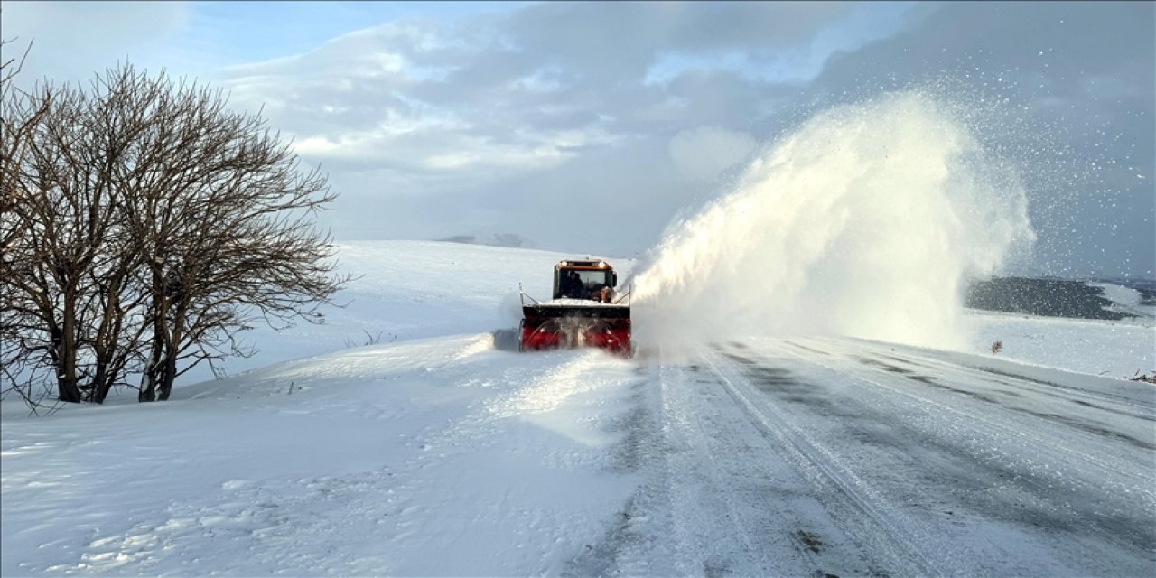 Ardahan-Şavşat Kara Yolunda Karla Mücadele Çalışmaları Sürüyor