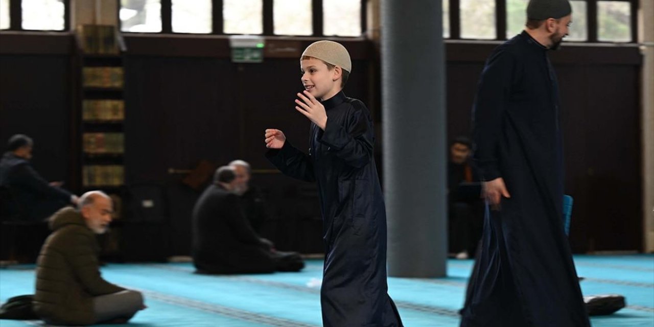 Otizmli İngiliz Çocuk Joshua’nın Nefret Karşıtı Kek Yolculuğunda Hedef Türk Camilerini Ziyaret Etmek