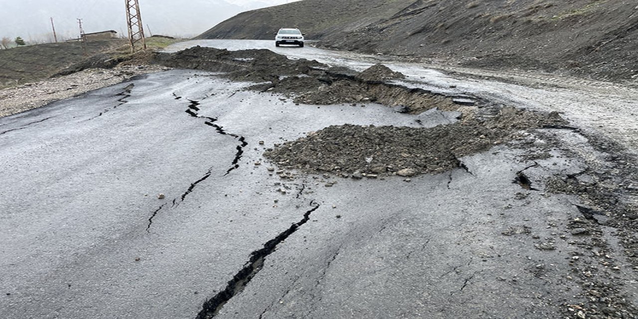 Hakkari'de Kar Ve Sağanak Nedeniyle Mahalle Yolunun Bir Kısmı Çöktü