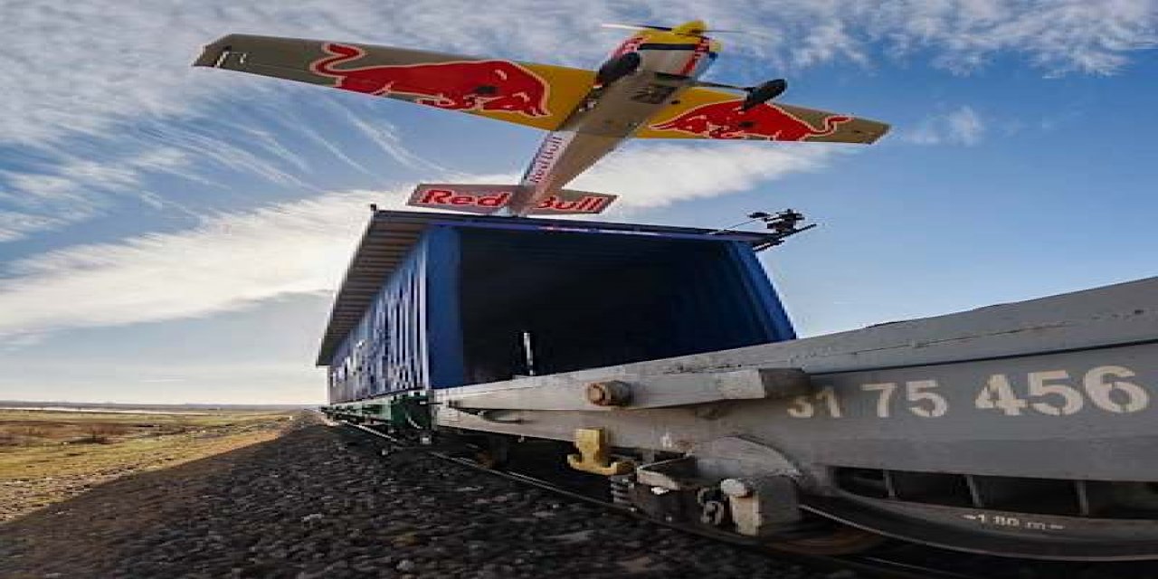 Red Bull Sporcusu Costa, Hareket Halindeki Trene İniş Yapıp Yeniden Havalandı