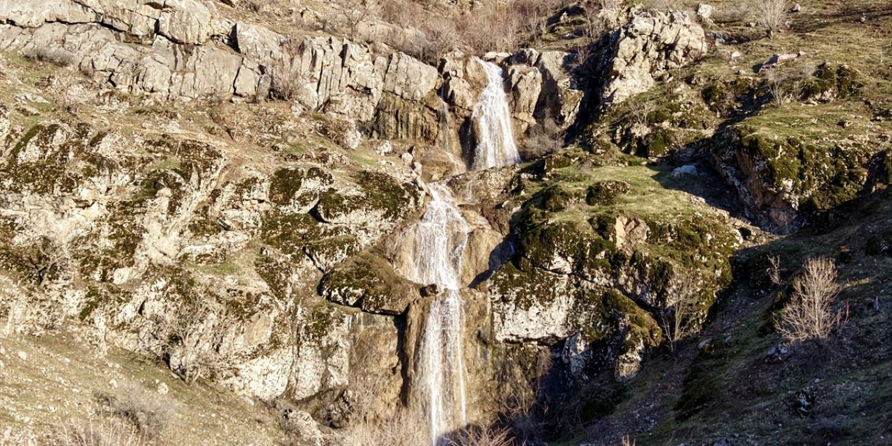 Hakkari'de Şelaleler Yağışların Etkisiyle Akmaya Başladı
