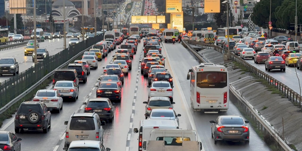 İstanbul'un Anadolu Yakası'nda Trafik Yoğunluğu Yüzde 90'a Ulaştı