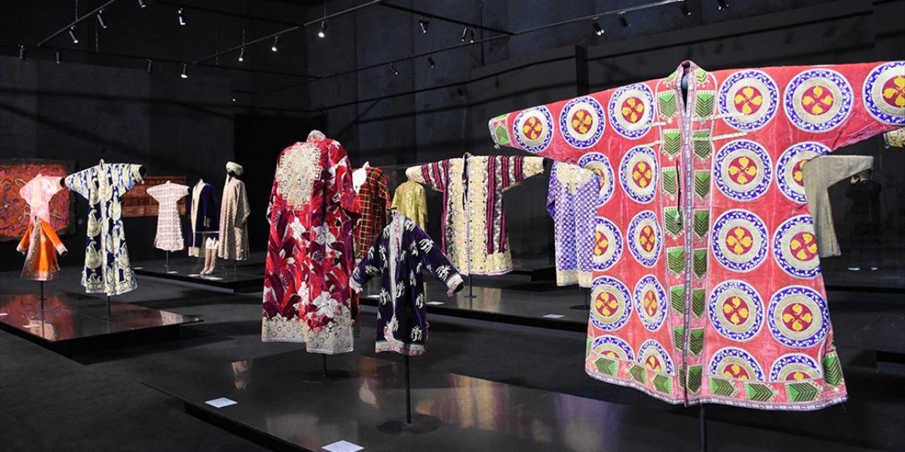 Özbekistan'ın Rengarenk Mirası: Geçmişten Bugüne Geleneksel Kıyafetler