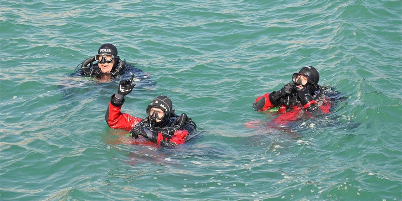 Sudaki Delil Avcıları Akdeniz'de Zorlu Eğitimden Geçti