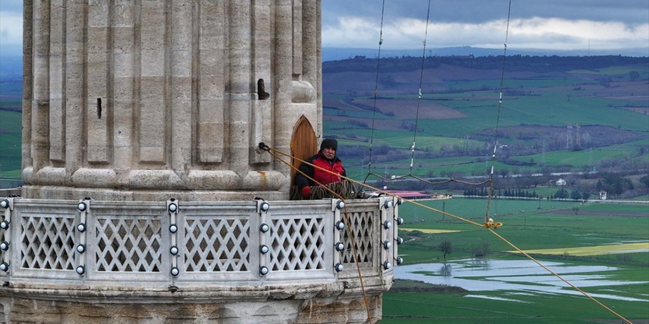 "Son Mahyacı" Ramazan Ayında Sanatıyla Gökleri Aydınlatıyor