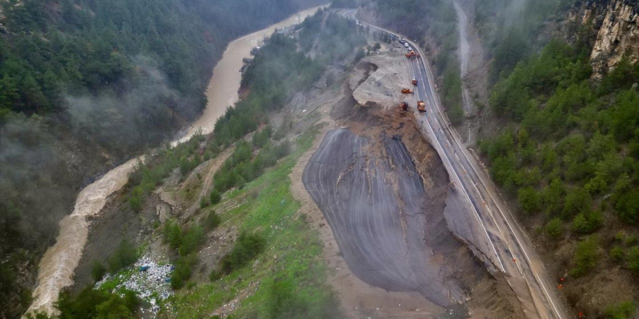 Adana'da Feke-Saimbeyli Kara Yolunda Ulaşım Heyelan Nedeniyle Tek Yönlü Sağlanıyor