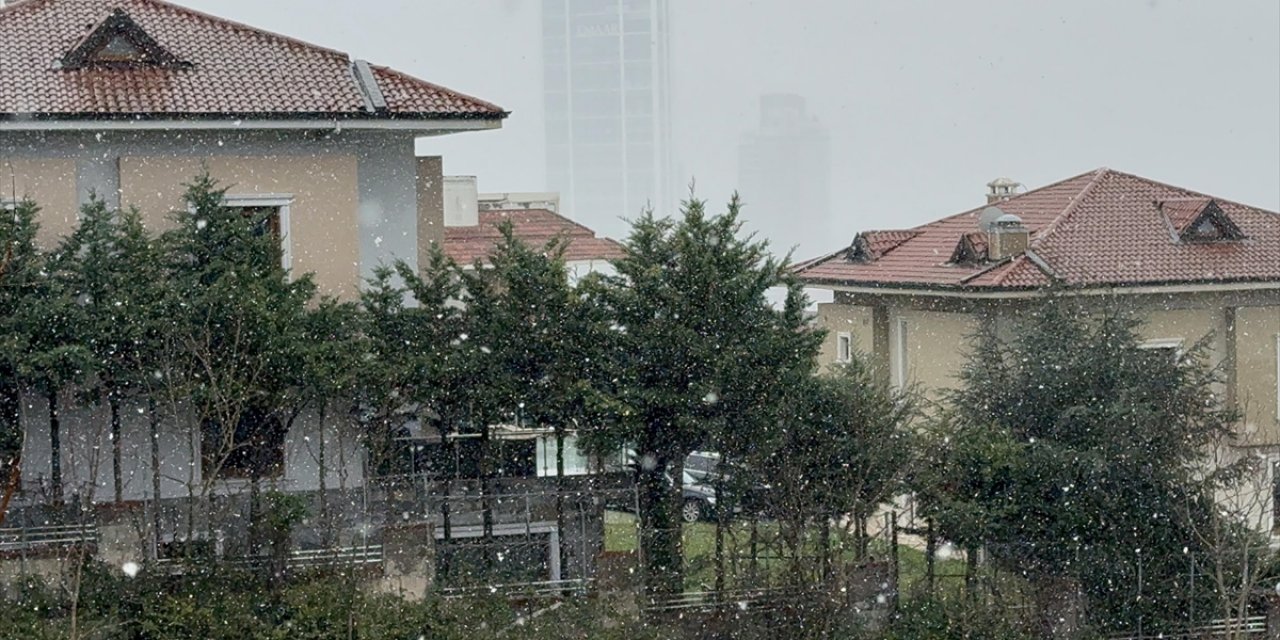 İstanbul'un Bazı İlçelerinde Aralıklarla Kar ve Sulu Kar Yağışı Etkili Oluyor