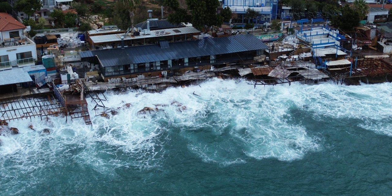 Kaş'ta Dalgalar Tekne ve İşletmelere Zarar Verdi