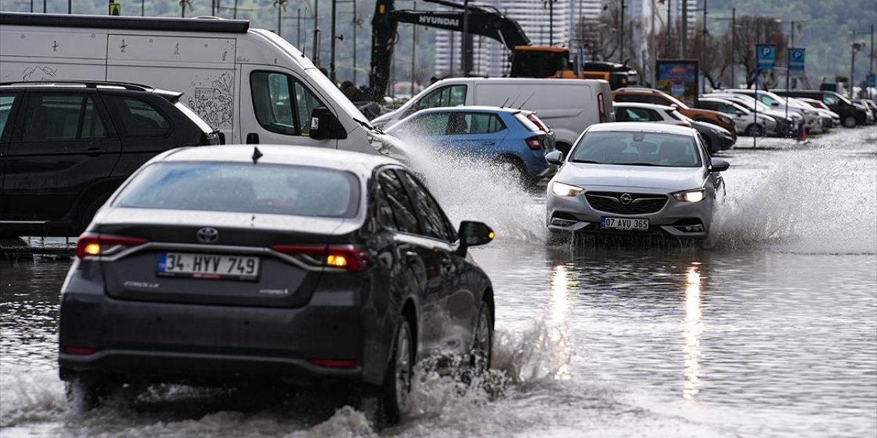 İzmir'de Su Basan Ev Ve İş Yerlerinde Tahliye Çalışmaları Yapılıyor