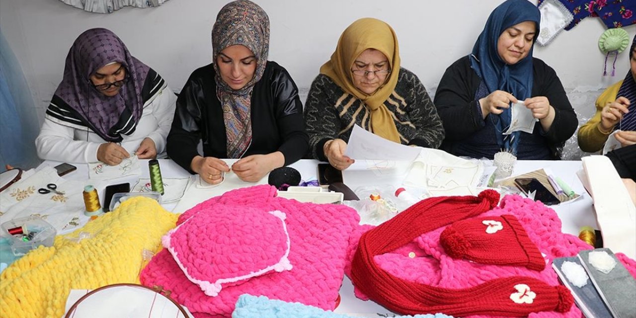 Atık Tekstil Ürünleri Gönüllü Kadınların Elinde Giyim Eşyasına ve Aksesuara Dönüşüyor