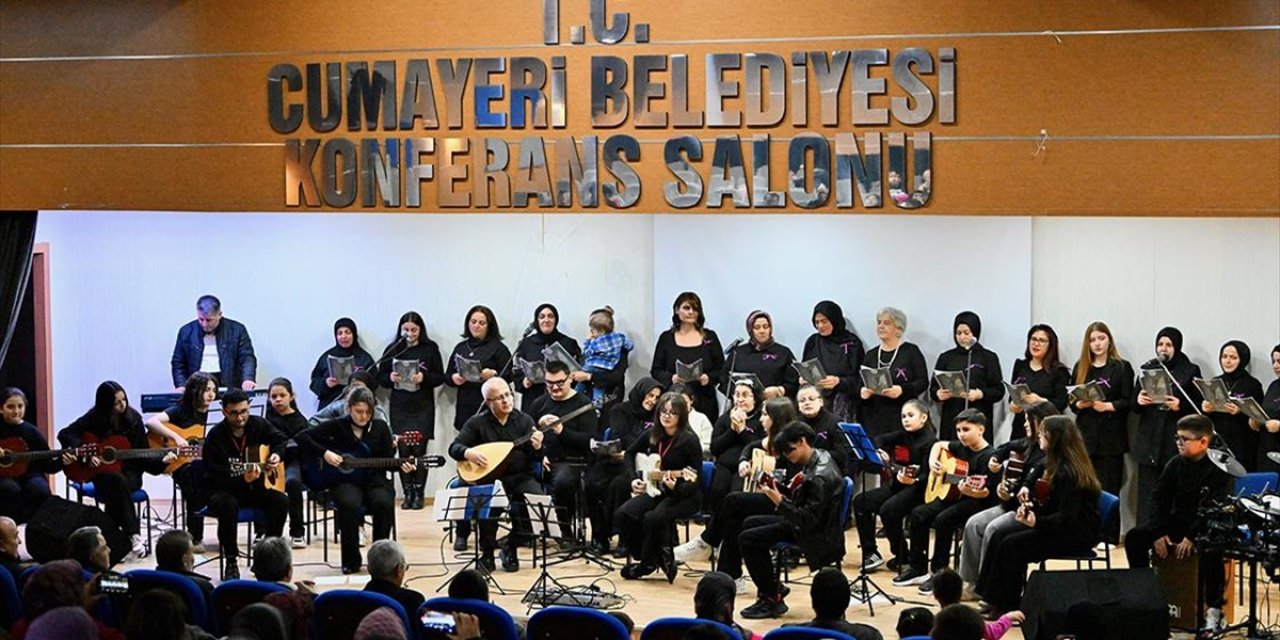 Belediye Başkanının Bağlamasıyla Eşlik Ettiği İlçe Halk Korosu Unutulmaz Şarkıları Seslendiriyor