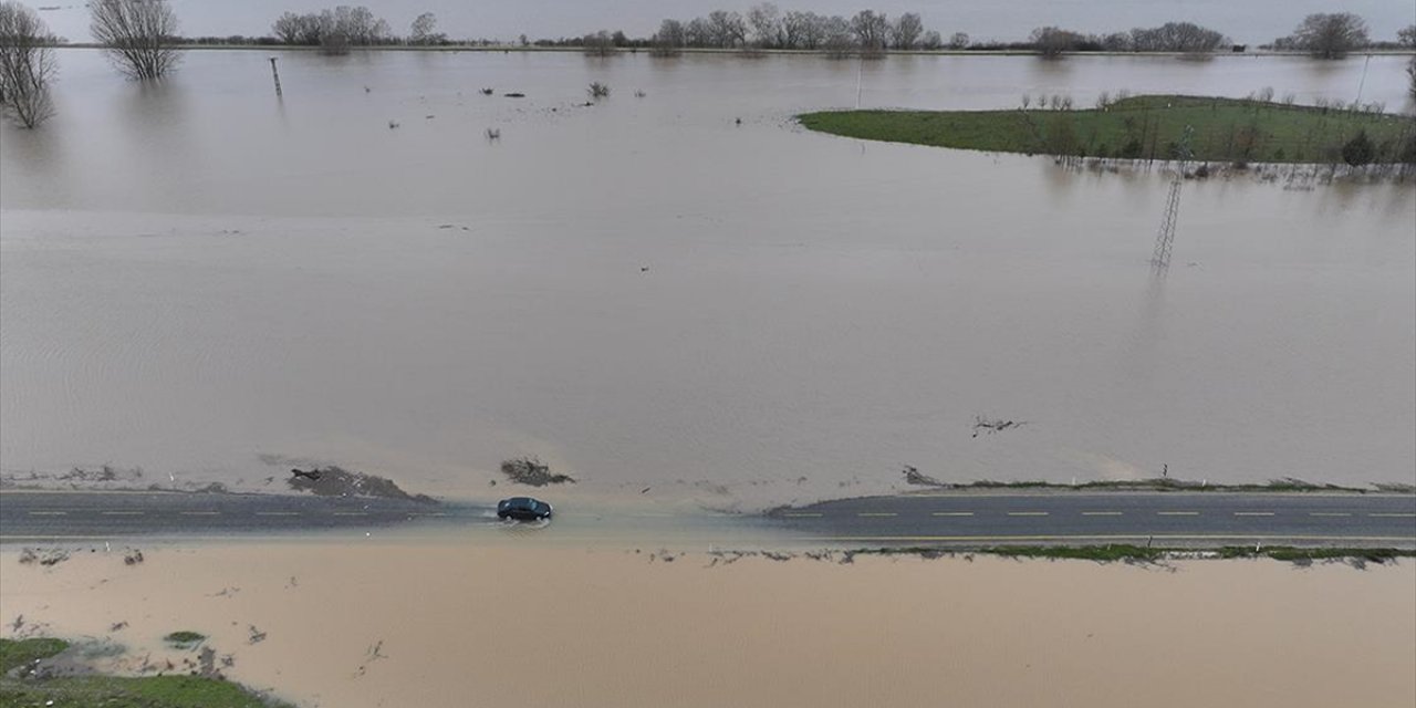Edirne'de Debisi Yükselen Meriç Nehri Arazilere Yayıldı