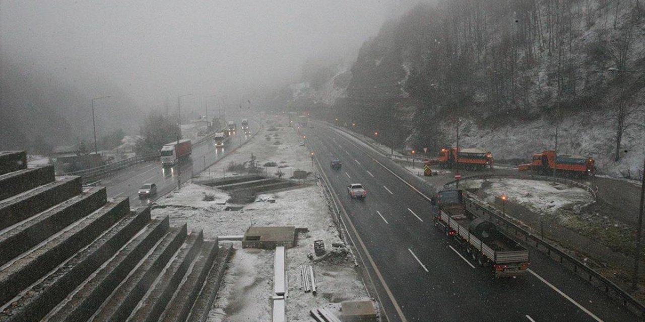 Anadolu Otoyolu ve D-100 Kara Yolunun Bolu Dağı Geçişinde Kar Yağışı Başladı