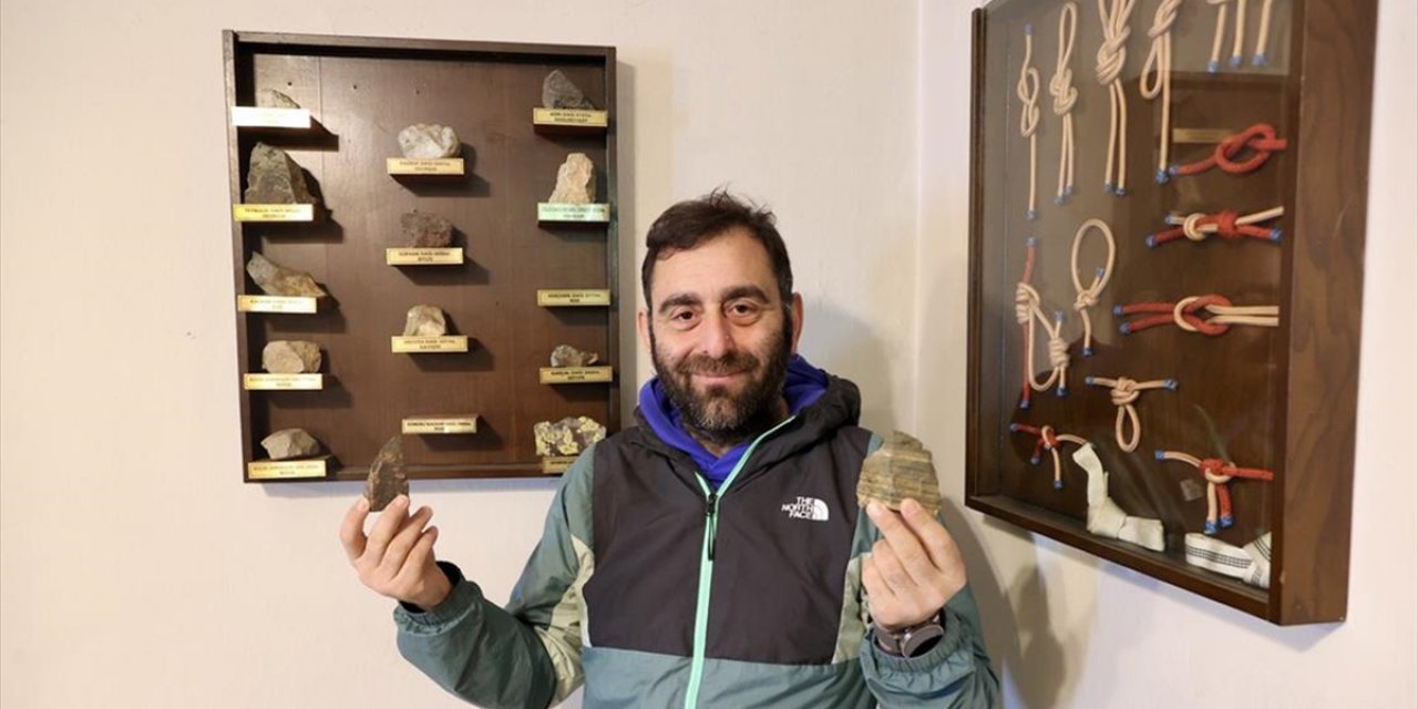 Tırmandığı Zirvelerden Topladığı Taşları Kafesinde Sergiliyor