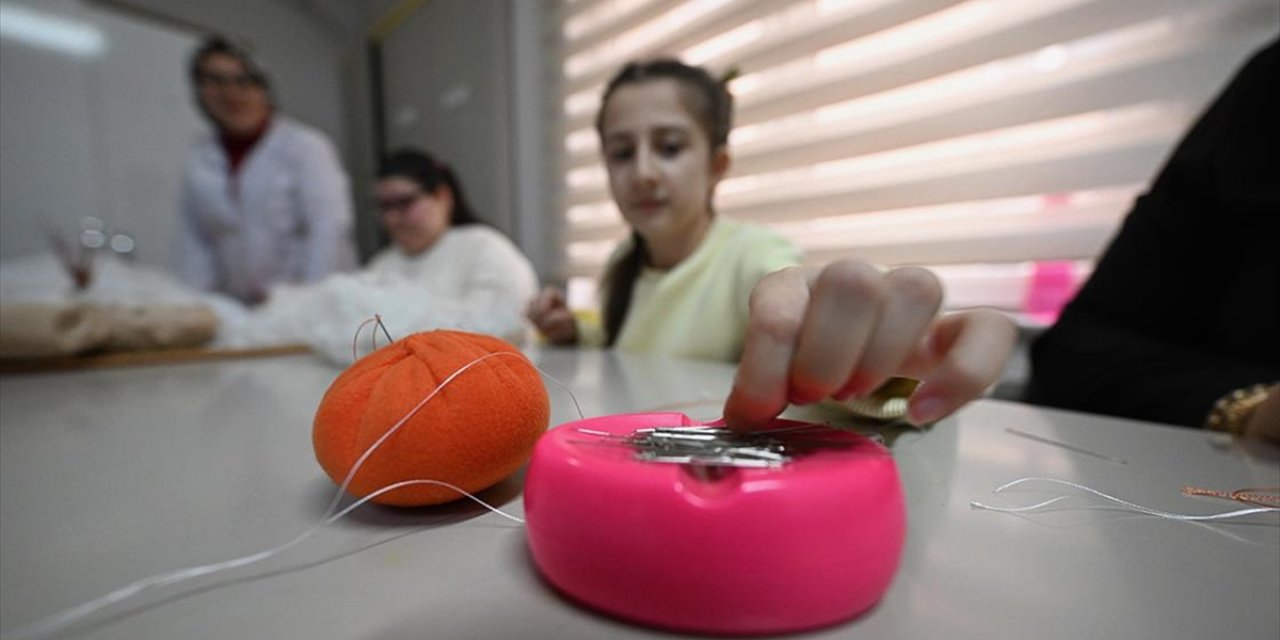 Mesai Saatlerinin Dışında Kursta Buluştuğu "Özel" Öğrencilerini Hayata Hazırlıyor