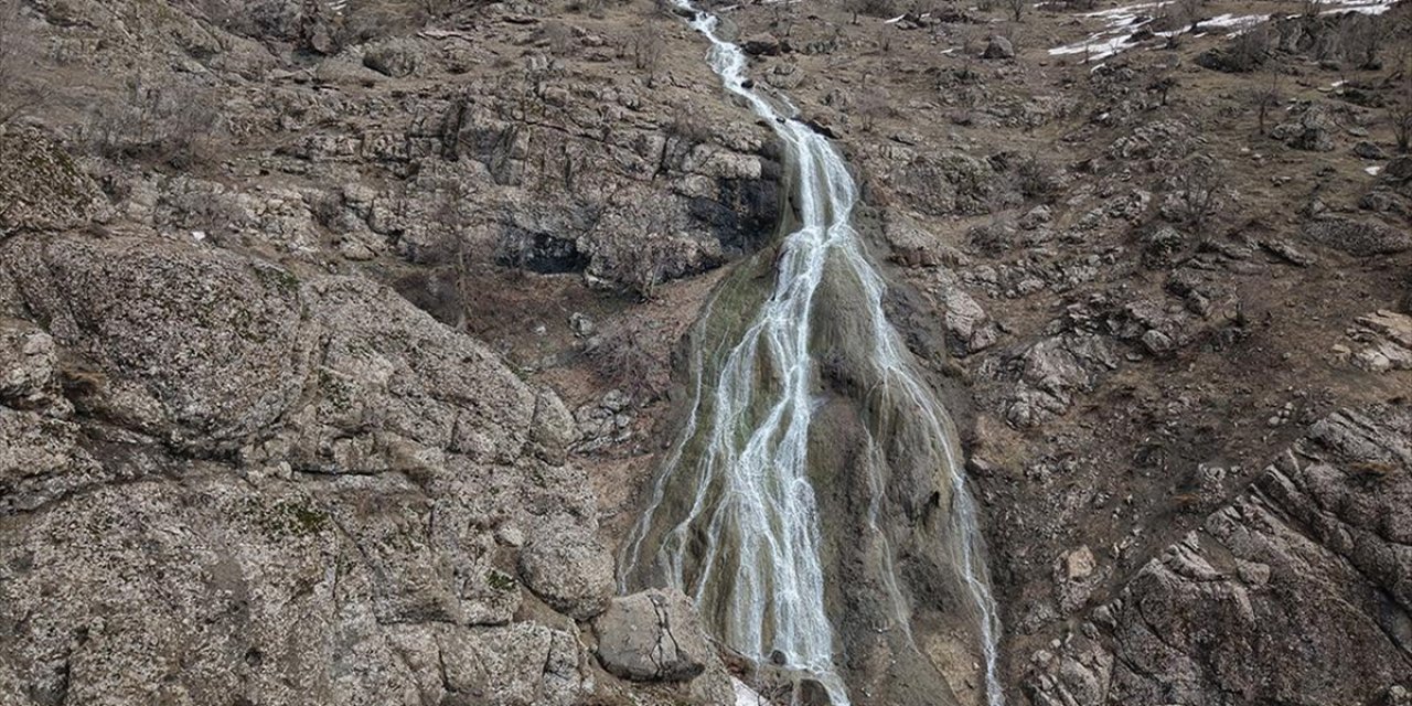 Hakkari'de Karların Erimesiyle Kırca Şelalesi Yeniden Canlandı