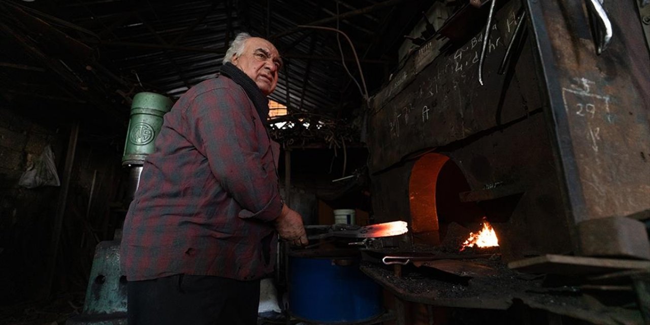 Yarım Asrı Aşkın Süredir Dövdüğü Demiri Tarım Aletlerine Dönüştürüyor