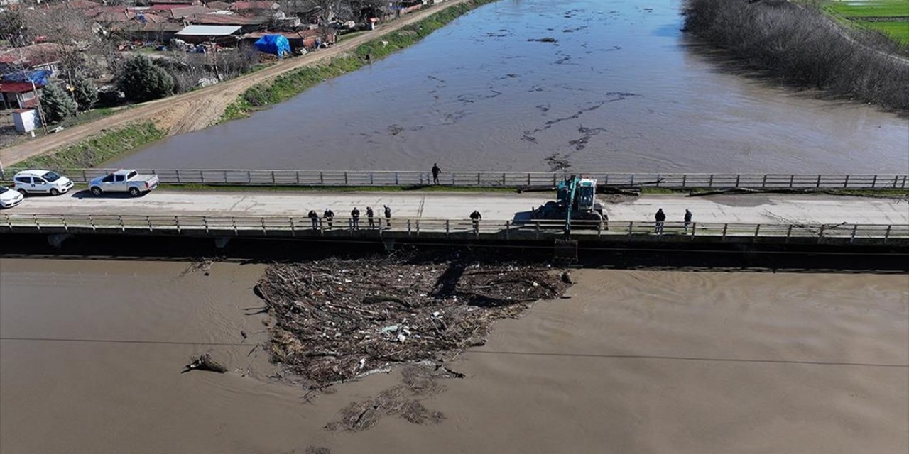 Edirne'de Suyun Sürüklediği Ağaç Gövdeleri Ve Çöplerle Tıkanan Köprü Gözleri Temizleniyor
