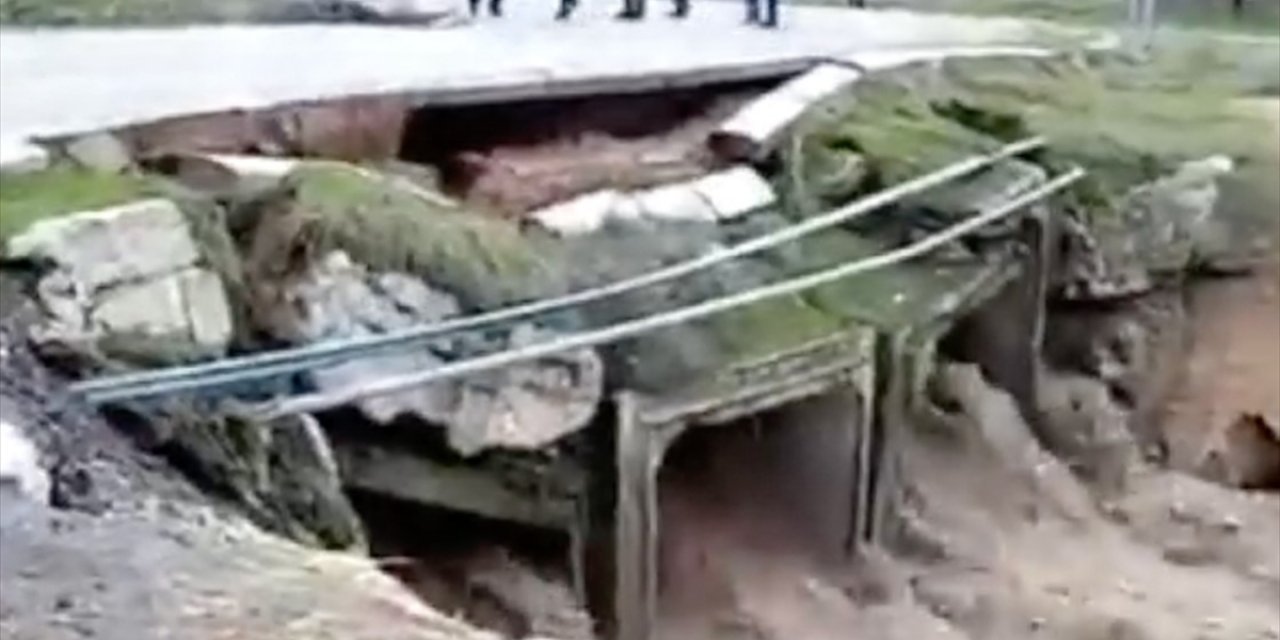 Yozgat'ta Sağanak Nedeniyle Debisi Yükselen Derenin Üzerindeki Köprü Yıkıldı