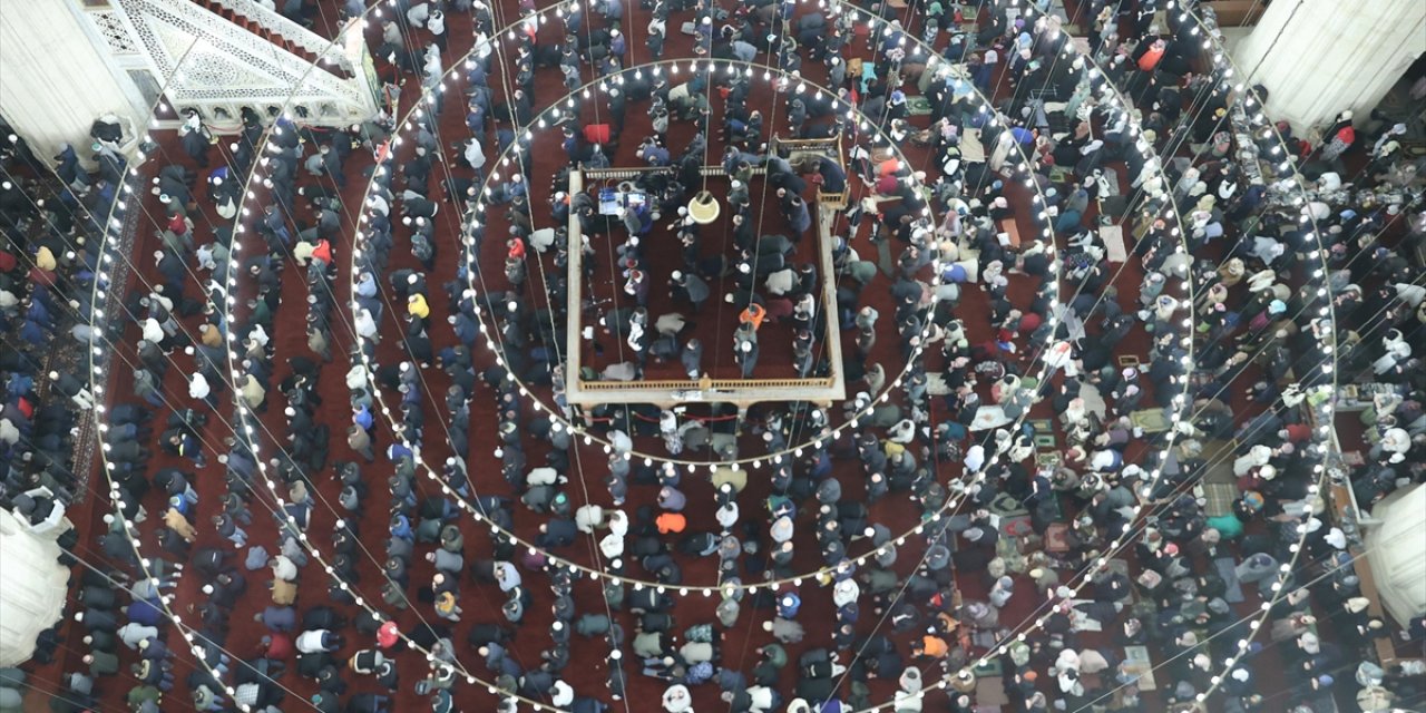 Restorasyonu Tamamlanan Selimiye Camisi'nde Teravih Yoğunluğu