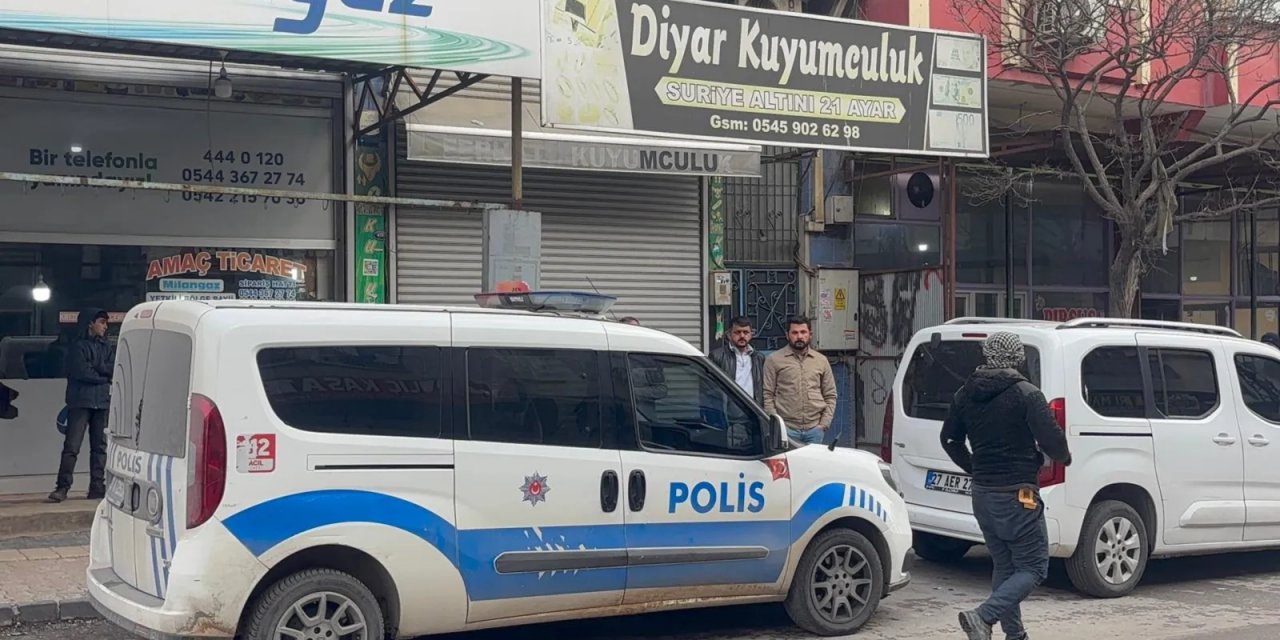 Kuyumcuya Biber Gazı Sıkıp 1 Kilo Altınla Kaçtılar