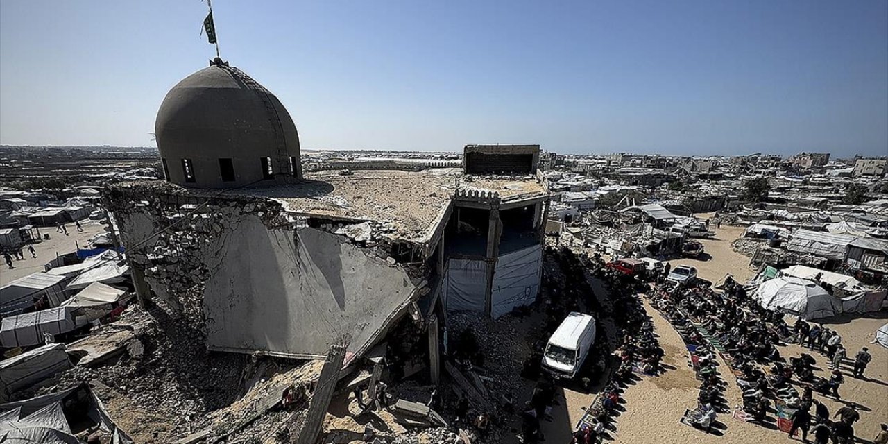 Gazze'de On Binlerce Kişi Ramazanın İlk Cumasında, İsrail Saldırılarında Yıkılan Camilerin Enkazında Saf Tuttu