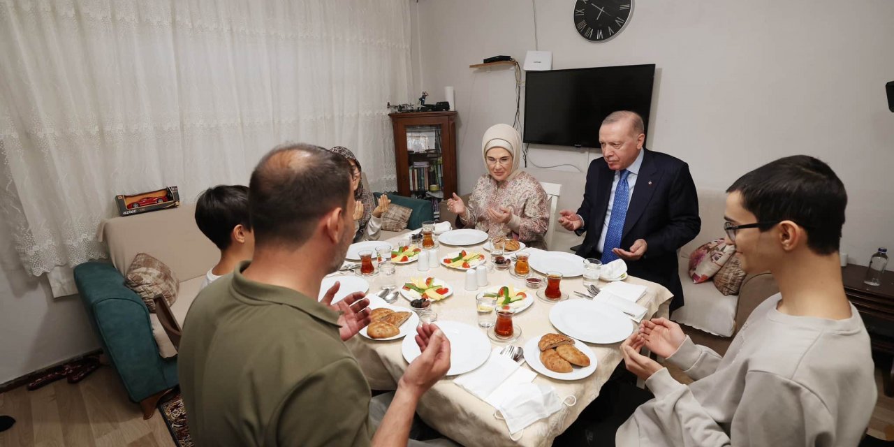 Cumhurbaşkanı Erdoğan ve Emine Erdoğan, Kayacık Ailesinin İftar Sofrasına Konuk Oldu