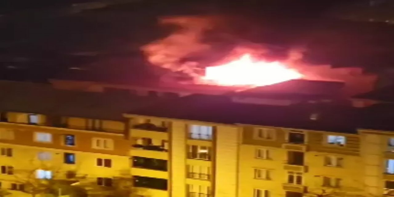 Esenyurt'ta 5 Katlı Binanın Çatısında Nedeni Bilinmeyen Yangın
