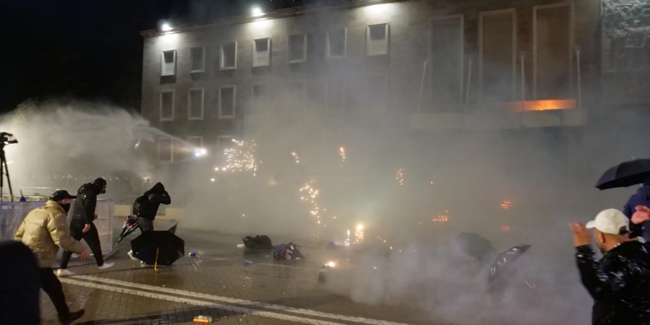 Tiran'da Binlerce Kişi Rama Hükümetinin İstifasını İstedi