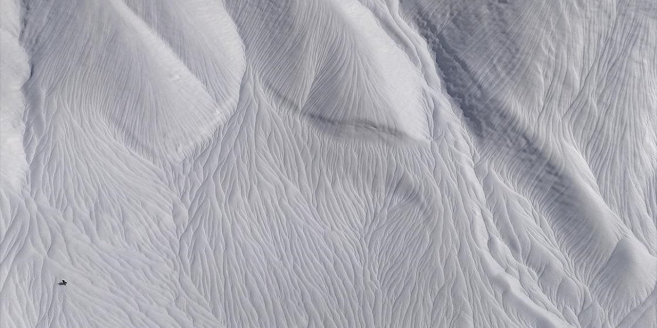 Hakkari'de Rüzgarın Etkisiyle Karda Oluşan Dalgalı Desenler Şaşırttı