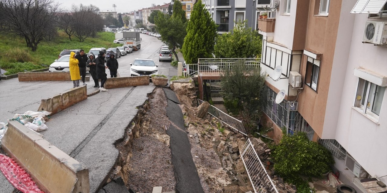 İzmir'de İstinat Duvarı Çöken Bina Sakinleri Sorunun Çözülmesini İstiyor